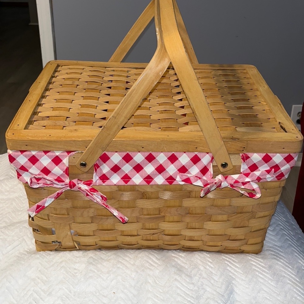 Wicker picnic basket Gingham Check Blanket Throw Placemats Capped Bottles